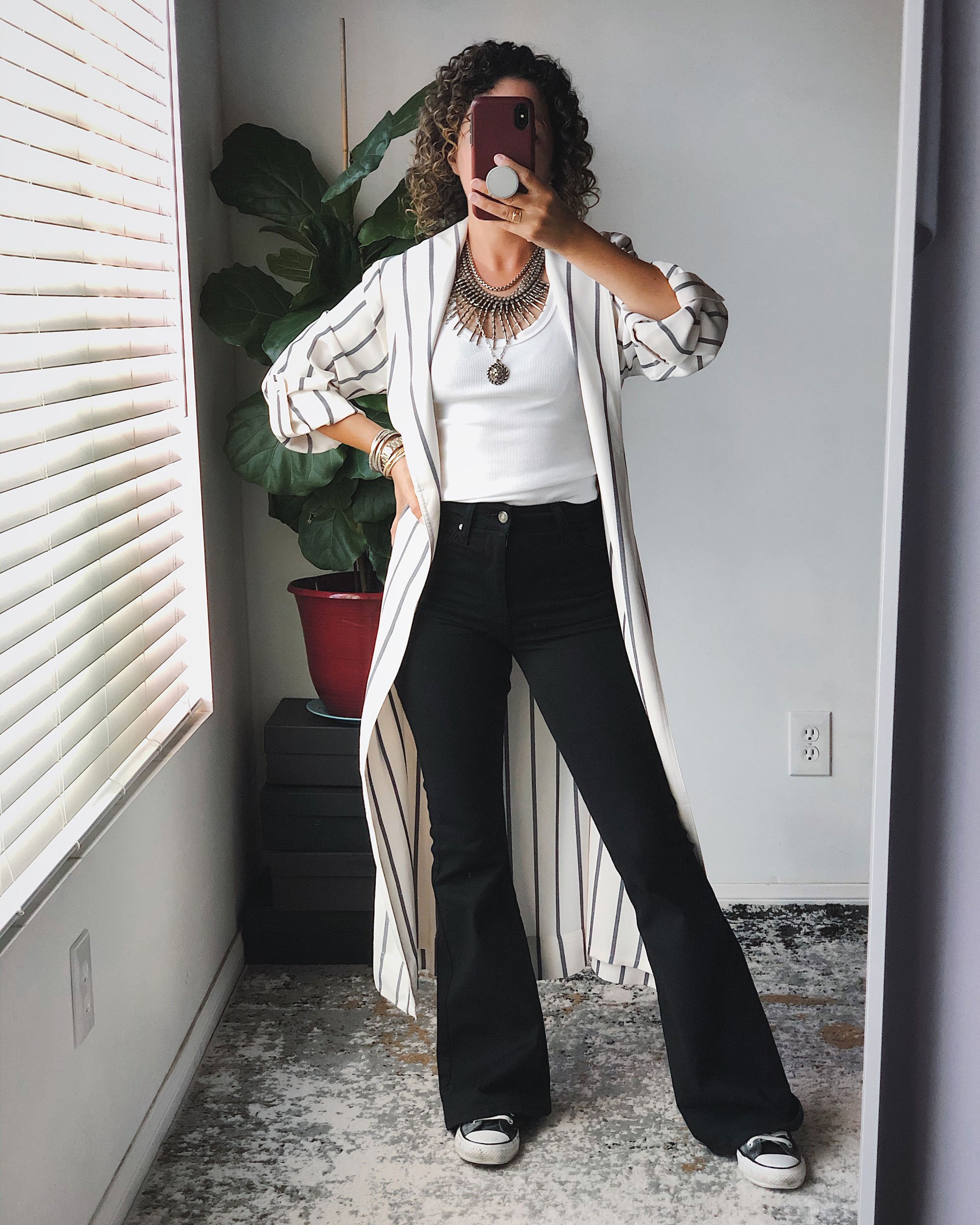 aritzia-robe-flare-jeans-outfit-petite